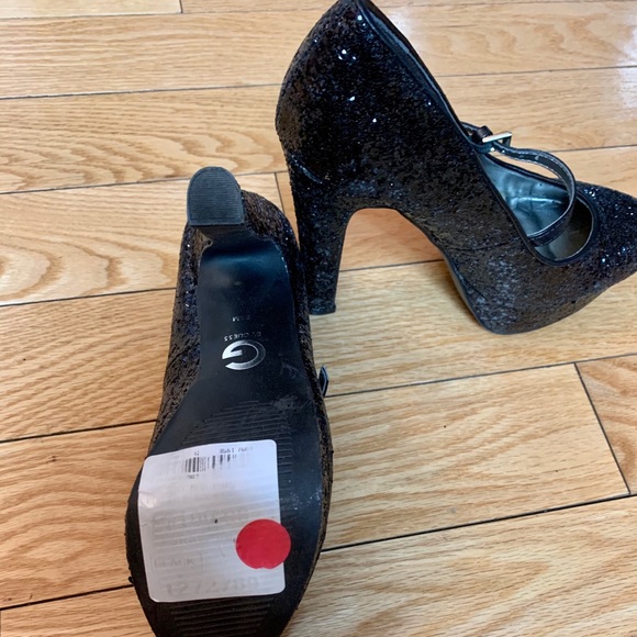 BRAND NEW Guess heels - Picture 4 of 4